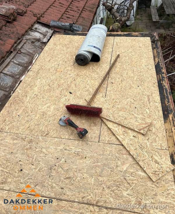 Plat dak vervangen met nieuwe OSB-ondergrond en bitumenrol in Ommen Plat dak vervangen met nieuwe OSB-ondergrond en bitumenrol in Ommen