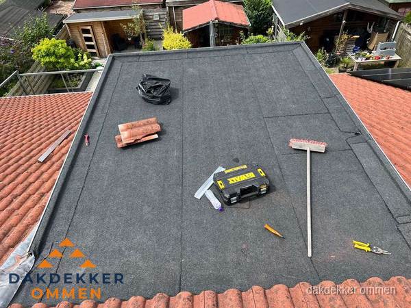 Gereedschap op nieuw plat dak na renovatie in Ommen Gereedschap op nieuw plat dak na renovatie in Ommen