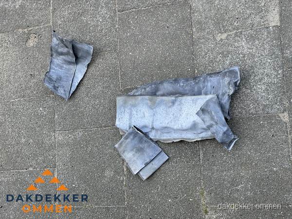 Oude verwijderde loodslabben na vervanging in Ommen Oude verwijderde loodslabben na vervanging in Ommen