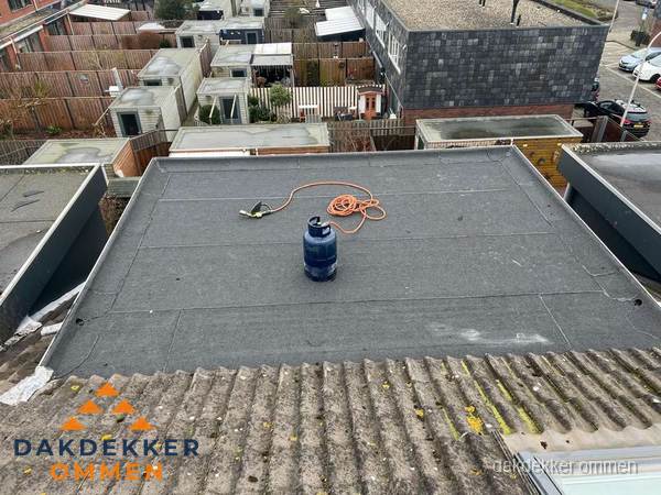 Plat dak met nieuwe bitumen dakbedekking en brandgereedschap in Ommen Plat dak met nieuwe bitumen dakbedekking en brandgereedschap in Ommen
