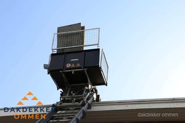 Dakdekkerslift voor materiaal transport bij dakwerkzaamheden in Ommen Dakdekkerslift voor materiaal transport bij dakwerkzaamheden in Ommen