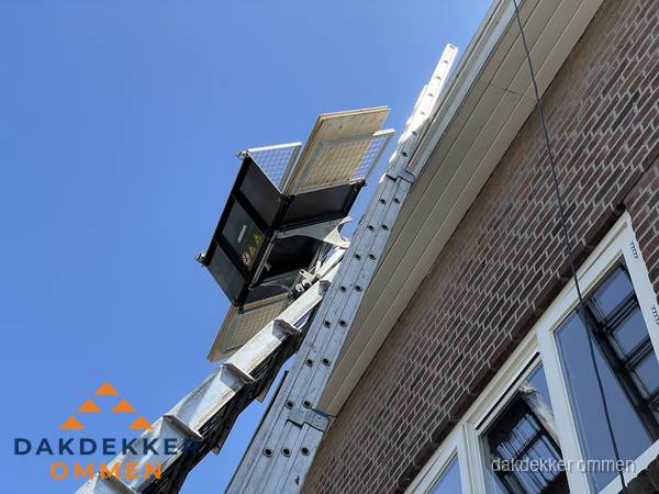 Dakgoot vervangen met dakdekkerslift in Ommen Dakgoot vervangen met dakdekkerslift in Ommen