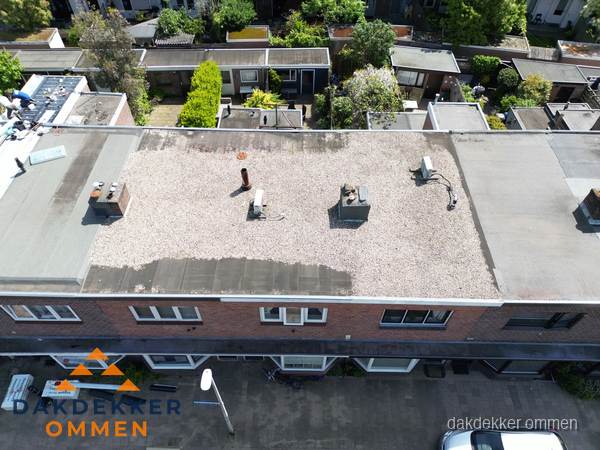 Plat dak met grindballast en dakdoorvoeren in Ommen Plat dak met grindballast en dakdoorvoeren in Ommen