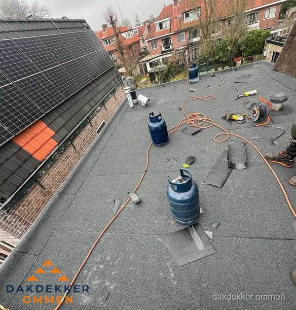 Daklekkage repareren met brandgereedschap op plat dak in Ommen Daklekkage repareren met brandgereedschap op plat dak in Ommen