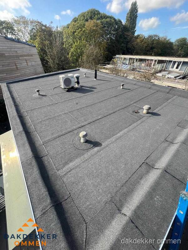 Kosten dakdekker: afgewerkt plat bedrijfsdak met bitumen in Ommen Kosten dakdekker: afgewerkt plat bedrijfsdak met bitumen in Ommen
