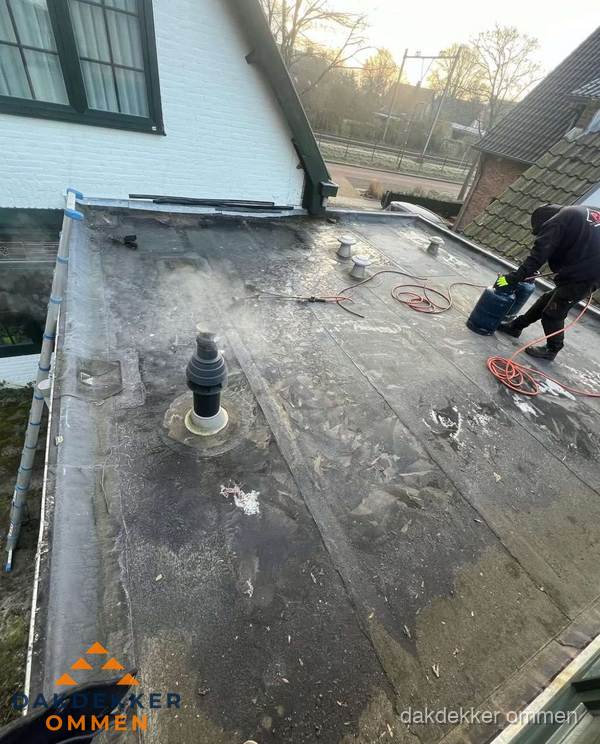Dakdekker verhelpt daklekkage op plat dak in Ommen Dakdekker verhelpt daklekkage op plat dak in Ommen