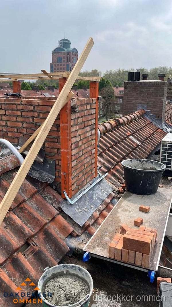 Schoorsteen renovatie met metselwerk op schuin dak in Ommen Schoorsteen renovatie met metselwerk op schuin dak in Ommen