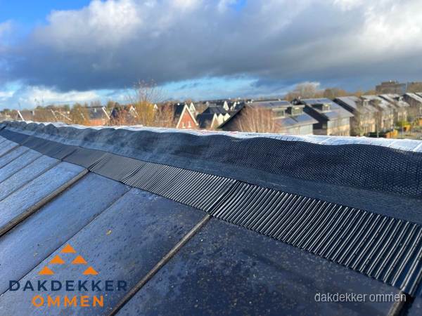 Dakisolatie bij de nok met ventilatieprofiel op schuin dak in Ommen Dakisolatie bij de nok met ventilatieprofiel op schuin dak in Ommen