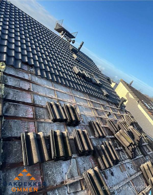 Schuin dak renovatie met nieuwe dakpannen in Ommen Schuin dak renovatie met nieuwe dakpannen in Ommen
