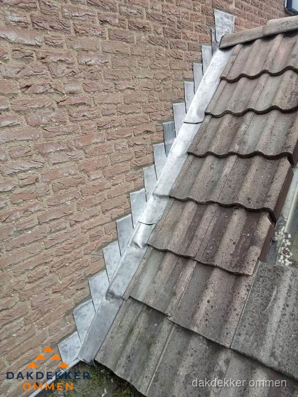 Loodslabben langs dakaansluiting bij bakstenen muur in Ommen Loodslabben langs dakaansluiting bij bakstenen muur in Ommen