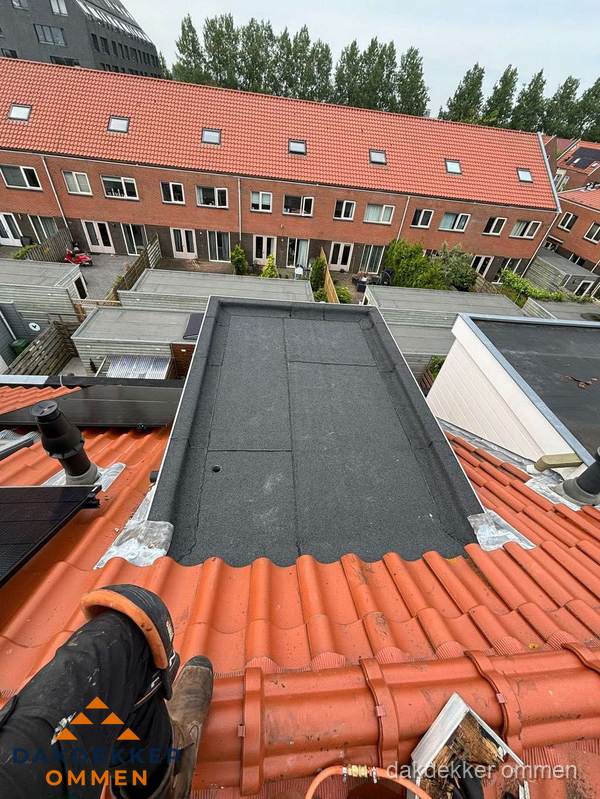 Bitumen dak reparatie op plat dak tussen dakpannen in Ommen