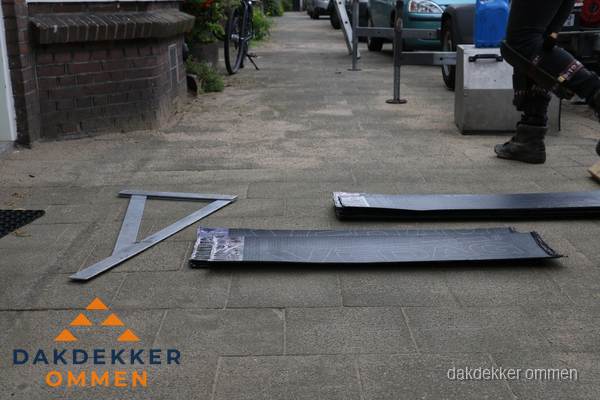 Dakbedekkingsmateriaal en zinkwerk klaargelegd voor reparatie in Ommen Dakbedekkingsmateriaal en zinkwerk klaargelegd voor reparatie in Ommen