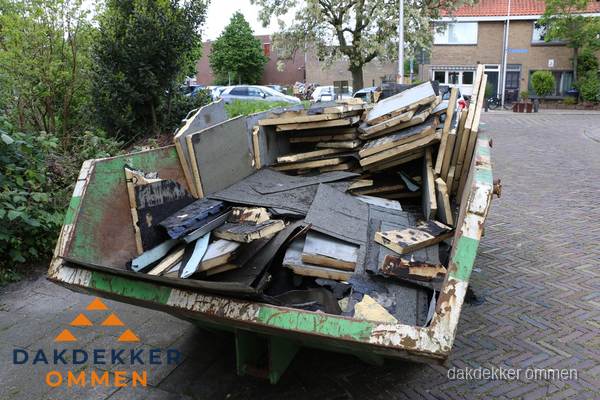 Puincontainer met oud dakmateriaal na dakrenovatie in Ommen Puincontainer met oud dakmateriaal na dakrenovatie in Ommen