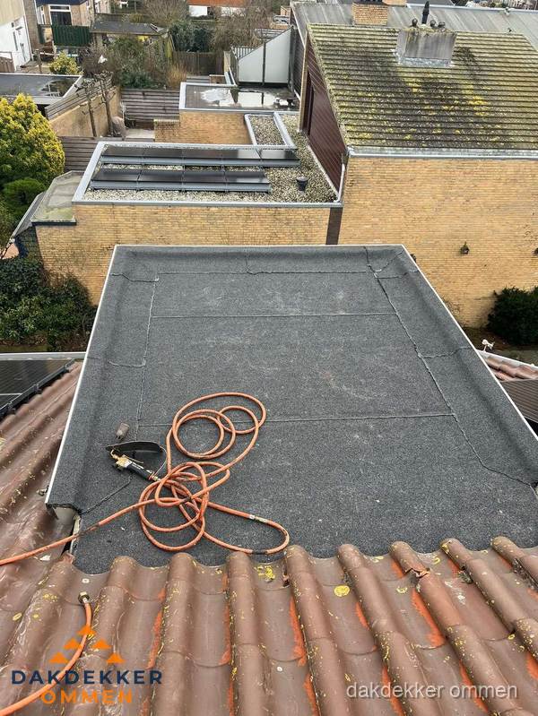 Reparatie aansluiting plat dak en schuin dak in Ommen Reparatie aansluiting plat dak en schuin dak in Ommen