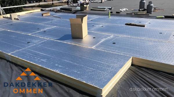 PIR isolatieplaten worden gelegd op plat dak voor dakisolatie in Ommen PIR isolatieplaten worden gelegd op plat dak voor dakisolatie in Ommen