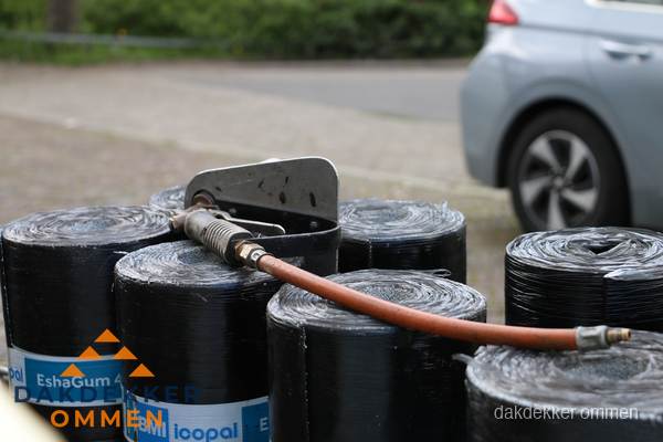 Rollen bitumen dakbedekking EshaGum klaar voor installatie in Ommen Rollen bitumen dakbedekking EshaGum klaar voor installatie in Ommen