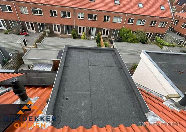 Plat dak met bitumen bedekking naast dakkapel in Ommen Plat dak met bitumen bedekking naast dakkapel in Ommen