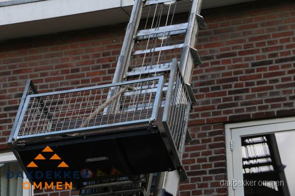 Ladderlift met dakpannen voor dakpan reparatie in Ommen Ladderlift met dakpannen voor dakpan reparatie in Ommen