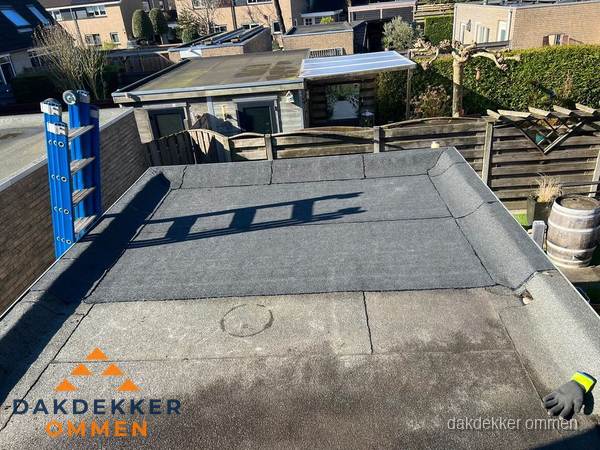 Dakdekker bij bitumen plat dak renovatie in Ommen Dakdekker bij bitumen plat dak renovatie in Ommen