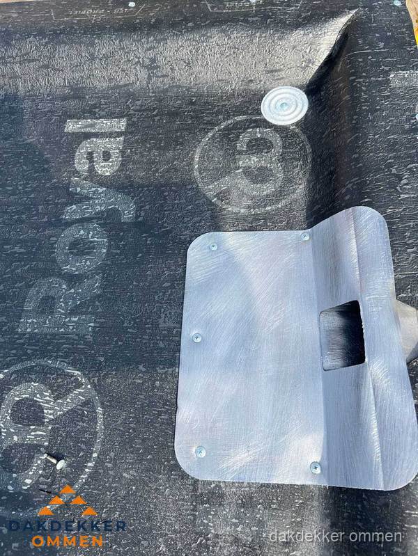 Dakgoot aansluiting op bitumen dak in Ommen Dakgoot aansluiting op bitumen dak in Ommen