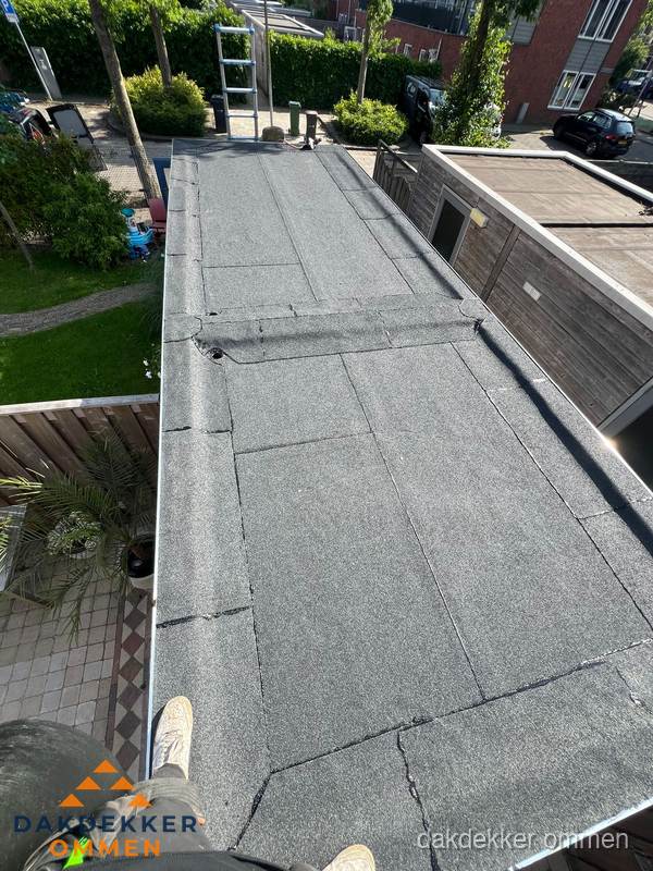Bitumen plat dak rijtjeswoning vanuit dakdekker perspectief in Ommen Bitumen plat dak rijtjeswoning vanuit dakdekker perspectief in Ommen