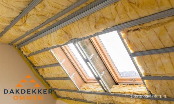 Schuin dak isoleren met glaswol bij dakraam in Ommen Schuin dak isoleren met glaswol bij dakraam in Ommen