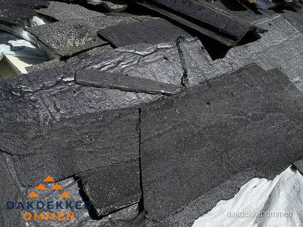 Verwijderd oud bitumen dakleer klaar voor vervanging in Ommen Verwijderd oud bitumen dakleer klaar voor vervanging in Ommen